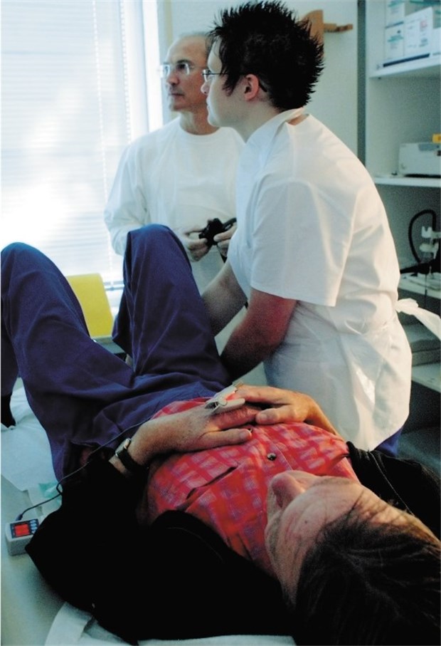 Regelmäßige Kontrolluntersuchungen sind bei Patienten mit Morbus Crohn unverzichtbar.