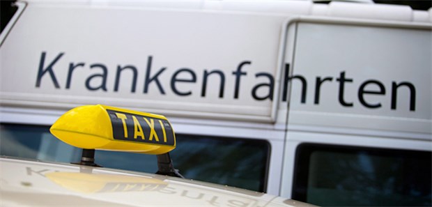 Scheitern die Leuchttürme am Verkehr? Regelmäßige Krankenfahrten mit dem Taxi können sich einige Patienten nicht leisten. Da die Kassen die Kosten oft nicht erstatten wollen, könnten Versorgungsprojekte auf dem Land scheitern.