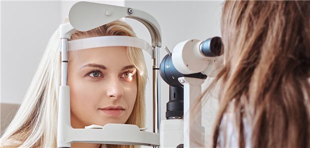 Regelmäßige Netzhaut-Untersuchungen gehören bei Schwangeren mit Diabetes zum Standard der Vorsorge (Symbolbild mit Fotomodellen).