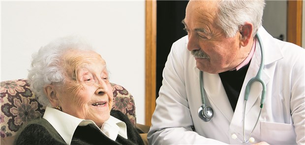 Regelmäßige Visiten im Heim können Notfälle und unnötige Hospitalisierungen verhindern.