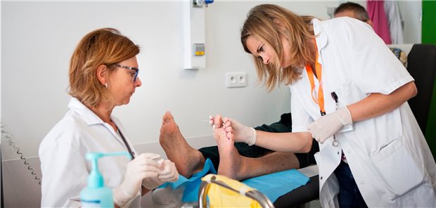Diabetes: Weniger Fußamputationen dank DMP Regelmäßige ärztliche Kontrollen der Füße sind bei Diabetespatienten wichtig.