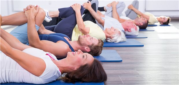 Regelmäßige, intensive Bewegungstherapie kann die Krankheitsaktivität bei axialer Spondyloarthritis senken. (Symbolbild mit Fotomodellen)