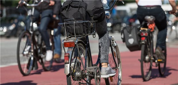Regelmäßige körperliche Aktivität, zum Beispiel mit dem Fahrrad zur Arbeit oder Uni, hat – einer Studie zufolge – einen positiven Einfluss auf das Risiko, sich mit SARS-CoV-2 zu infizieren oder für schwere COVID-19-Folgen.