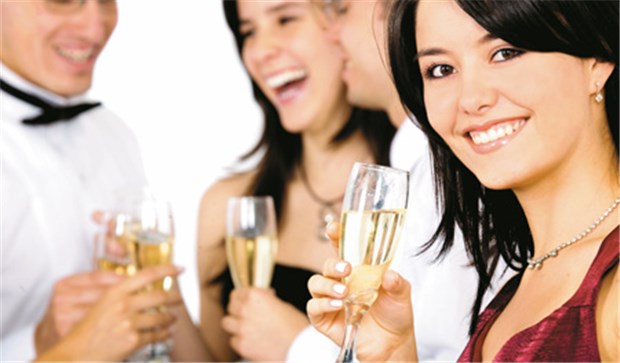 Alkohol ist riskant für die Brüste junger Frauen Regelmäßiger Alkoholgenuss ist ein wesentlicher Risikofaktor für gutartige und bösartige Brusterkrankungen. © Andres Rodriguez / www.fotolia.de