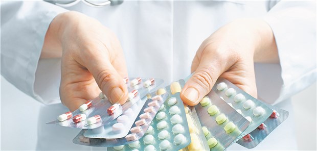 Regelmäßiger Medikamentencheck ist bei Polypharmazie wichtig. Manchmal liegt es nur an Größe und Form der Arzneien, dass sie nicht eingenommen werden.