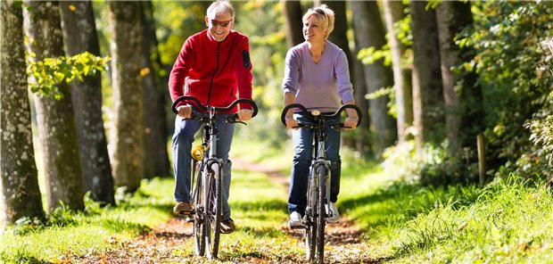 Sport in mittleren Jahren schützt im Alter vor Frakturen Regelmäßiger Sport schützt nicht nur Herz und Gefäße, sondern stärkt auch die Knochen.