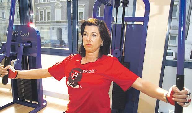 Sechs Maßnahmen zum besseren Schutz der Knochen Regelmäßiges Krafttraining wirkt der Abnahme der Knochenmasse entgegen.
