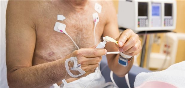 Mann auf Intensivstation beim Zähneputzen