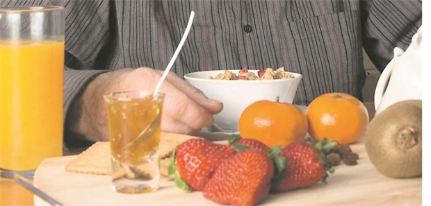 Regelmäßiges Frühstück ist offenbar gut fürs Herz Regelmäßiges frühstücken reduziert nach Studiendaten das Risiko, an Gewicht zuzulegen; auch ist damit ein reduziertes KHK-Risiko verbunden.