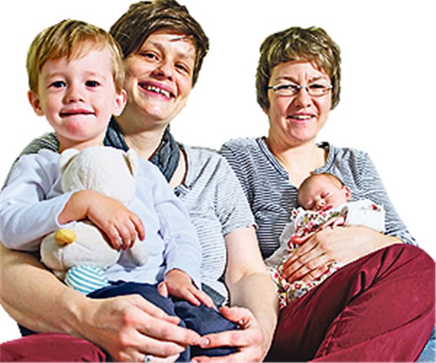 Was heißt hier noch Familie? "Regenbogenfamilie": Sandra (l.) und Katrin Häußler Ende 2013 mit ihren Kindern - dem zweijährigen Gabriel der damals zwei Wochen alten Emilia.