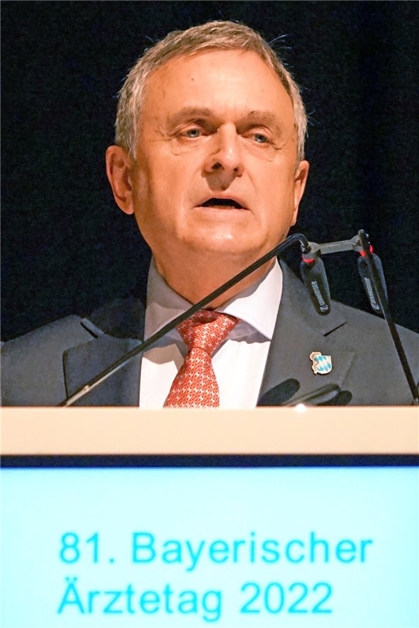 Holetschek fordert „Quantensprung beim Bürokratieabbau“ Regensburg hat immer noch keinen Lehrstuhl für Allgemeinmedizin, kritisierte BLÄK-Präsident Dr. Gerald Quitterer bei der Eröffnung des 81. Bayerischen Ärztetags.