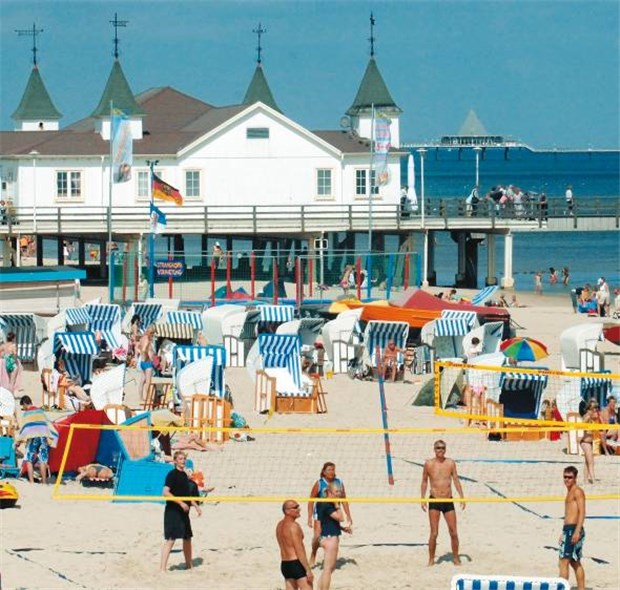 An der Ostseeküste schmieden Netze neue Ideen für mehr Gesundheit Reger Betrieb am Strand: Das Ostseebad Ahlbeck auf der Insel Usedom zieht Jahr für Jahr Touristen aus ganz Deutschland an.