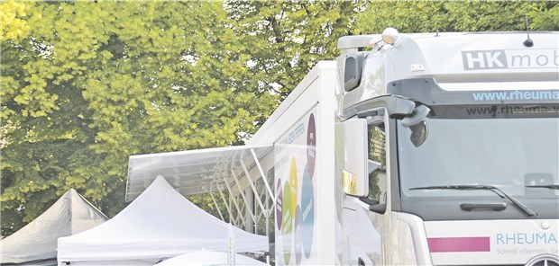 Der Bus und die Rheuma-Früherkennung Reges Treiben beim Stopp des Rheuma-Busses in Bremervörde.