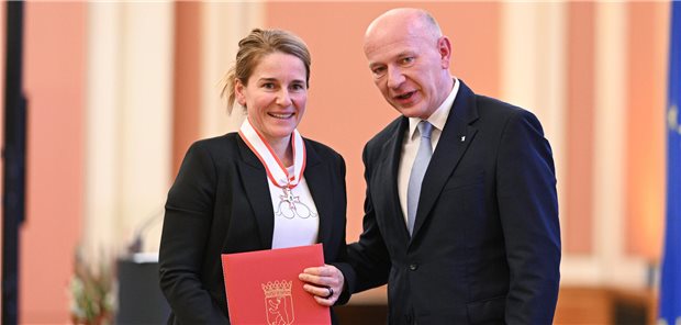 Berliner Landesorden für Chefärztin Mandy Mangler Regierender Bürgermeister Kai Wegner übergibt im Roten Rathaus den Verdienstorden des Landes Berlin an Mandy Mangler.