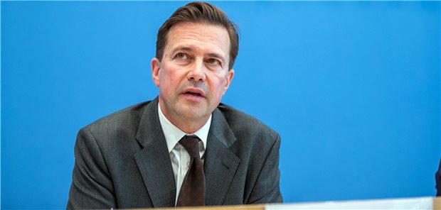 Lockerungen in der Corona-Pandemie stehen unter Beobachtung Regierungssprecher Steffen Seibert, wies Vorwürfe, die Bundesregierung nehme Corona-Infektionen in den Massenunterkünften der Schlachtbetriebe bewusst in Kauf, deutlich zurück.