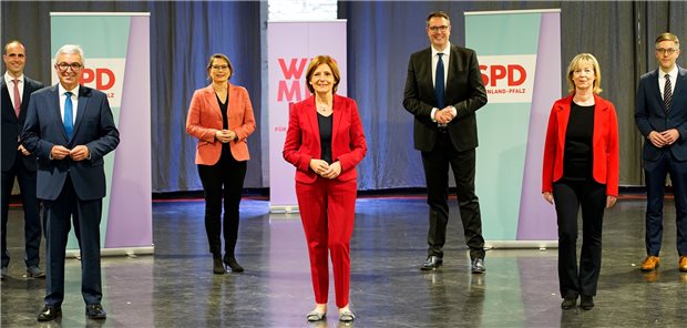 Neuer Gesundheitsminister für Ampelkoalition in Rheinland-Pfalz Regierungsteam der SPD (v.l.n.r.): Clemens Hoch (Gesundheit), Roger Lewentz (Innen), Stefanie Hubig (Bildung), Malu Dreyer, Alexander Schweitzer (Arbeit & Digitales), Doris Ahnen ( Finanzen), Fabian Kirsch (Staatskanzlei).