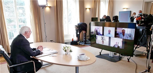 Bundespräsident lobt Ärzte und Pflegekräfte Regionalgespräch aus dem Amtssitz heraus: Bundespräsident Frank-Walter Steinmeier (l.) nimmt im Berliner Schloss Bellevue an einerVideokonferenz zur Lage im Gesundheits- und Pflegebereich in Sachsen teil.
