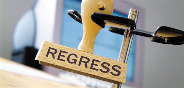Stempel aus Holz mit dem Wort "Regress" darauf.
