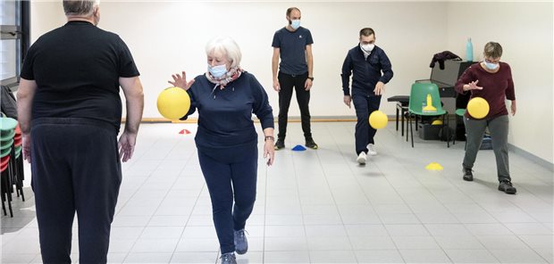 Reha-Maßnahme wegen Post-COVID? Die Deutsche Rentenversicherung hat sich angeschaut, wie sich COVID-19 auf die Rehabilitationszahlen ausgewirkt hat. (Symbolbild mit Fotomodellen)