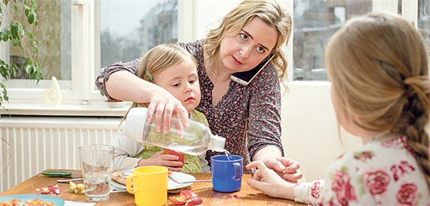 Wenn Familienarbeit krank macht Reibungslos funktionieren - sowohl als Mutter als auch im Beruf: das führt Frauen oft an ihre Grenzen.