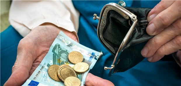 Pflegeversicherung 2.0 – jetzt auch mit Steuerzuschuss? Reicht das Geld für die Pflege? Eine Bundesratsinitiative will das Kostenrisiko vonPflegebedürftigen entschärfen.