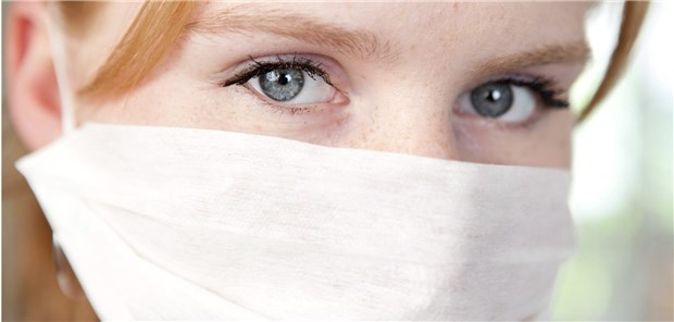 COVID-19-Verdacht? Besuchsdienst oder Testzentrum anrufen! Reicht ein einfacher Mundschutz wie dieser beim Aufeinandertreffen mit einem SARS-CoV-2-Infizierten? Es sollte schon eine Atemschutzmaske der FFP3-Klasse sein!