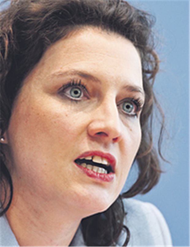 Opposition ätzt: Bahr verschleppt Pflegereform Reimann: "Die Koalition steht immer noch mit leeren Händen da."