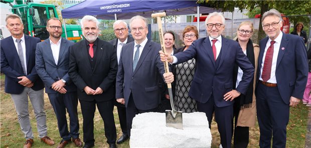Milliarden-Projekt an Uniklinik Magdeburg Reiner Haseloff (Mitte llinks), Ministerpräsident von Sachsen-Anhalt, und Hans-Jochen Heinze (Mitte rechts), Vorstandsvorsitzender und Ärztlicher Direktor des Universitätsklinikums Magdeburg, beim feierlichen Spatenstich für den „Neuen Campus Zentralklinikum“ der Universitätsmedizin Magdeburg.
