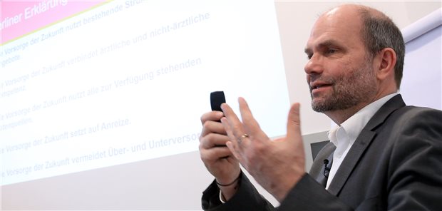 Reinhard Busse: „Mehr Geld für Prävention gefährdet nicht die Kranken!“ Reinhard Busse bei einer der Zukunftswerkstätten zur Gesundheitsvorsorge der Zukunft