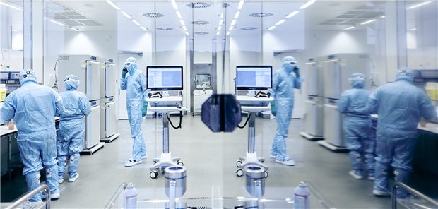 Reinraumproduktion am Gen- und Zelltherapie-Standort von Novartis im schweizerischen Stein. Nach zwei Todesfällen nach einer Zolgensma-Therapie hat sich das Unternehmen in einer Stellungnahme geäußert: Novartis glaube weiter an das „insgesamt günstige Nutzen-Risiko-Profil“ der Therapie.