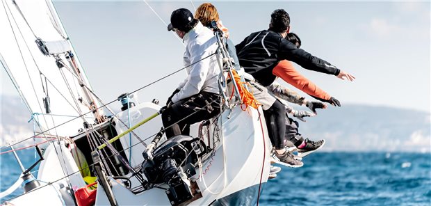 Menschen auf einem Segelschiff