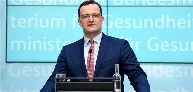 Spahn: Herbst- und Weihnachtsurlaub in Deutschland verbringen Reisen bringen auch Infektionen zurück nach Deutschland, das habe man im vergangenen Winter, aber auch im Sommer gesehen, mahnt Gesundheitsminister Jens Spahn.