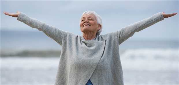 Reisen hält fit und macht glücklich: Ältere Menschen, die gerne weite Reisen machen möchten, sollten sich vorab mit ihrem Arzt beraten.