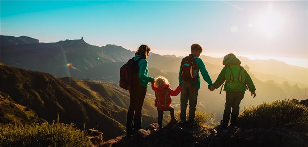 Mutter mit Kindern in den Bergen