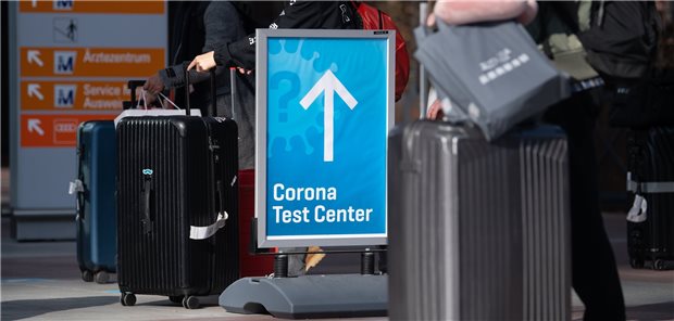 Nur mit negativem Corona-Test in den Flieger nach Deutschland Reisende gehen am Flughafen München mit ihren Koffern an einem Schild mit der Aufschrift „Corona Test Center“ entlang. Wer mit dem Flugzeug nach Deutschland einreist, muss nun einen negativen Test vorweisen.