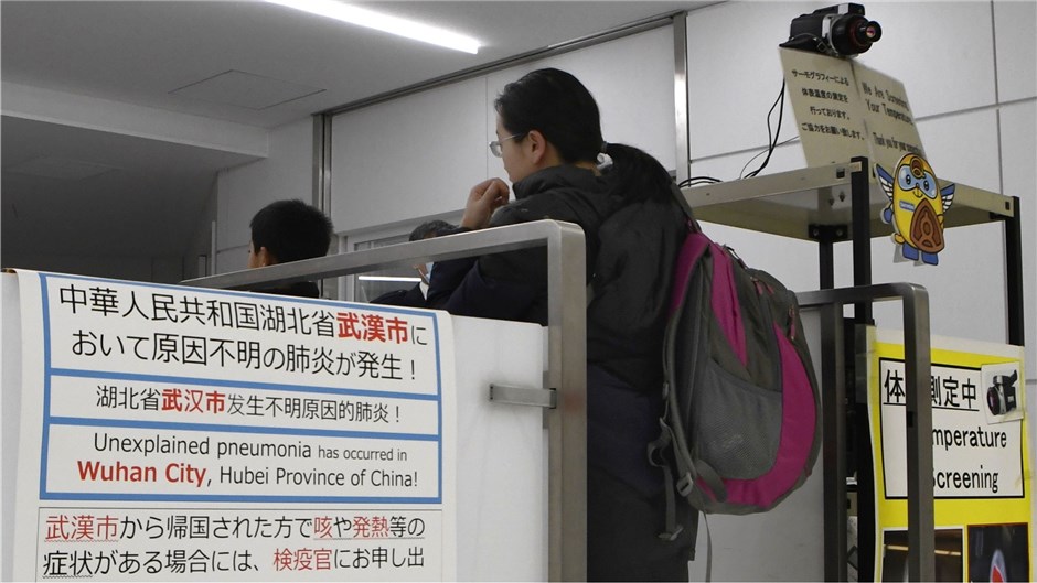 Reisende von Wuhan nach Tokio passieren eine Quarantäne-Schleuse am Narita-Flugh...