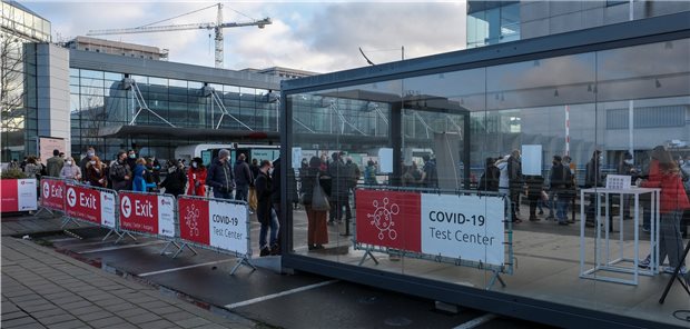 Forscher-Aufruf: Europa braucht gemeinsame Corona-Strategie Reisende warten am Corona-Testzenter am Flughafen in Brüssel. Die Forscher der Initiative „Contain COVID-19“ können sich auch Reisebeschränkungen vorstellen.