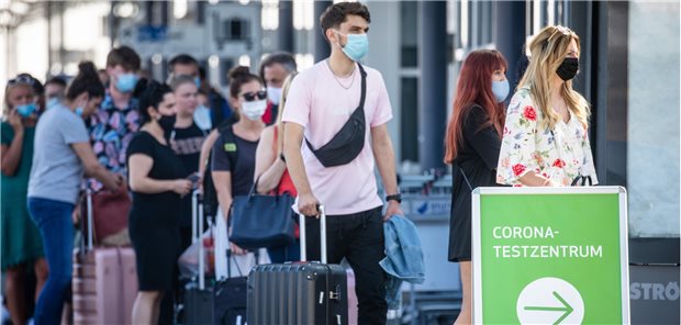 Corona-Tests für Urlauber künftig nicht mehr gratis Reiserückkehrer stehen mit Mundschutz vor dem Corona-Testzentrum am Flughafen Stuttgart. Künftig gibt es für Urlauber aus Nicht-Corona-Risikogebieten keine kostenlosen Testungen mehr.
