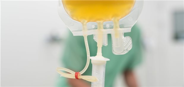 Rekonvaleszenten-Plasma wird bereits erfolgreich bei Ebola eingesetzt. Die Wirksamkeit bei COVID-19 wird weltweit geprüft.