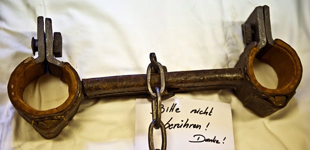 Die Stolperfallen bleiben Relikt aus grauer Vorzeit: Eisenfesseln gibt es heute nicht mehr in der Psychiatrie, Zwang notfalls schon.