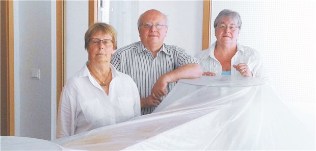 Renate Kolb, Jochen Pardey und Gabriele Großkopf (von links) vom Bürgerverein Resse in der leeren Arztpraxis. Der Anmeldetresen ist mit einer Schutzfolie verhüllt.