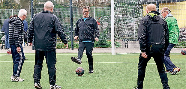 Gehfußball – Kicken der anderen Art Rennen verboten! Trainer Rainer Küpper (Mitte) trainiert mit dem „Walking Football“-Team der TuS Essen Holsterhausen.