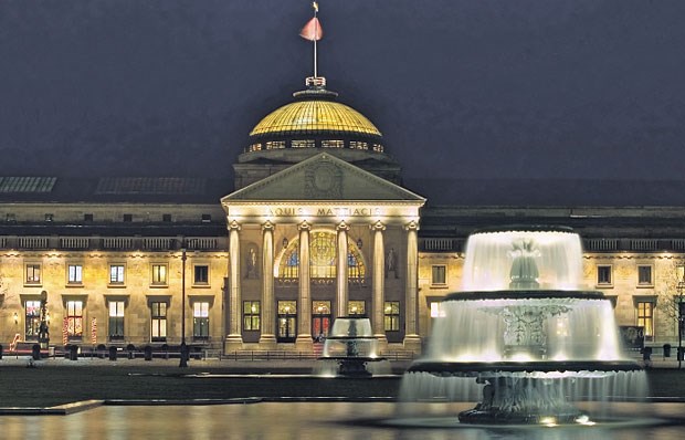 Kulturstadt und Tor zum Rheingau Repräsentativer Bau: das Wiesbadener Kurhaus.