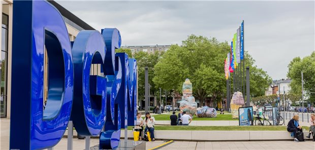 Das DGIM-Logo beim Eingang in die Kongresshalle.