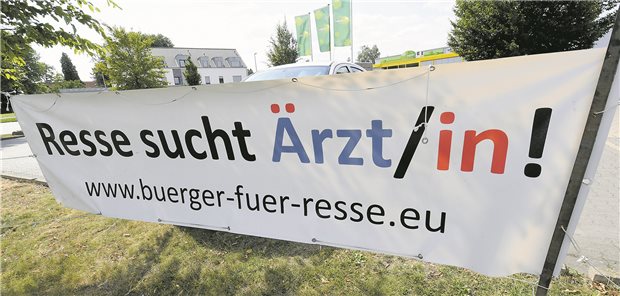 „Resse sucht Ärzt/in“: Das Plakat könnte künftig in Niedersachsen an immer mehr Orten hängen, hat eine Prognose der KV ergeben.