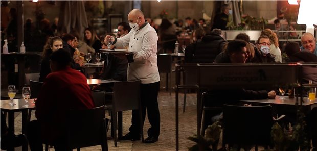 Das „Corona-Wunder“ von Madrid Restaurantbesuch kein Problem. Madrid hat anders als andere Regionen in der zweiten Pandemiewelle das öffentliche Leben kaum eingeschränkt.