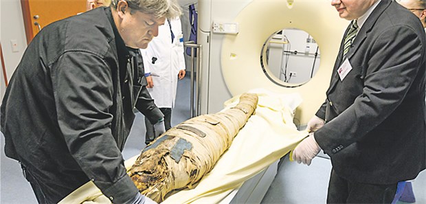 Wie Mumien den Lebenden helfen könnten Restaurator Jens Klocke (links) und Ägyptologe Oliver Gauert bereiten eine Mumie für die CT-Untersuchung vor.