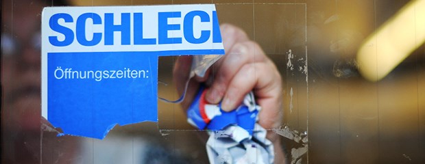 Pflege wirbt um Mitarbeiter von Schlecker Restebeseitigung: Die Pflege bietet Jobs für ehemalige Schlecker-Mitarbeiter.