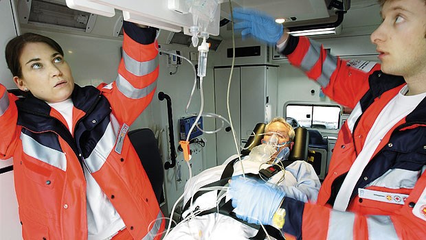Jede Minute kostet zwei Tage Leben Rettungsassistentin und Rettungssanitäter transportieren einen Patienten mit Verdacht auf Schlaganfall in die Klinik.