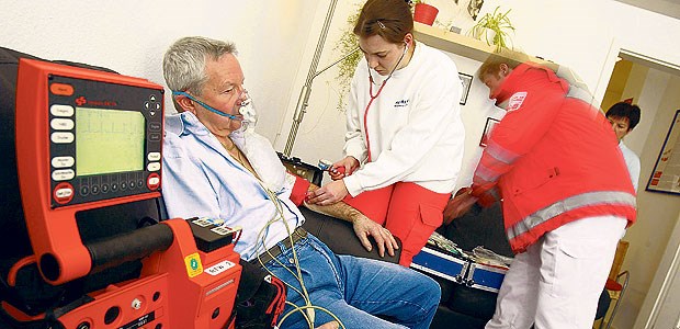 Protokoll reduziert Zeit bis zur Lyse um die Hälfte Rettungsassistentin und Sanitäter bei der Erstversorgung eines Patienten mit Schlaganfall.